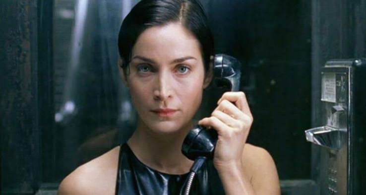 Bilimkurgu sinemasının unutulmaz kadın karakterleri arasında özel bir yere sahip olan Carrie-Anne Moss, özellikle The Matrix serisindeki Trinity performansıyla dünya çapında tanınan Kanadalı bir aktristir. Güçlü ekran enerjisi, aksiyon sahnelerindeki başarısı ve dramatik karakterlerdeki etkileyici oyunculuğuyla dikkat çeken Moss, kariyeri boyunca yalnızca gişe filmlerinde değil, televizyon dizileri ve bağımsız yapımlarda da önemli roller üstlenmiştir.