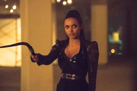 Jessica Lucas, televizyon ve sinema dünyasında farklı türlerdeki yapımlarla adından söz ettiren Kanadalı oyunculardan biridir. Genç yaşta sahne sanatlarıyla tanışan Lucas, zaman içinde televizyon dizilerinden sinema filmlerine uzanan geniş bir kariyer oluşturmuştur. Özellikle Cloverfield, Evil Dead, Gotham, Melrose Place ve The Resident gibi yapımlarda üstlendiği rollerle uluslararası izleyici tarafından tanınmıştır.