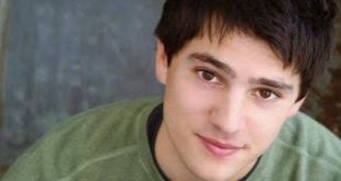 Nicholas D'Agosto, farklı türlerdeki film ve televizyon projelerinde rol almış Amerikalı oyunculardan biridir. Gençlik komedilerinden korku filmlerine, bilim kurgu dizilerinden hukuk komedilerine kadar uzanan geniş bir kariyere sahip olan D'Agosto, özellikle Final Destination 5 filmindeki Sam Lawton ve Gotham dizisindeki Harvey Dent performanslarıyla geniş bir izleyici kitlesinin dikkatini çekmiştir.