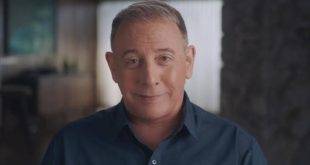 Amerikan eğlence dünyasının kendine özgü isimlerinden biri olan Paul Reubens, oyunculuk kariyerini yalnızca sinema ve televizyonla sınırlamayan, tiyatrodan doğaçlama komediye, seslendirmeden senaristliğe kadar farklı alanlarda üretim yapan bir sanatçıydı. Onu dünya çapında tanınan bir figüre dönüştüren en önemli unsur ise kendi yarattığı Pee-wee Herman karakteriydi.