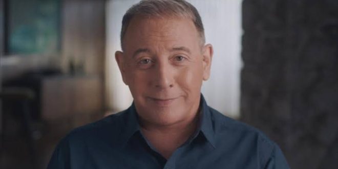 Amerikan eğlence dünyasının kendine özgü isimlerinden biri olan Paul Reubens, oyunculuk kariyerini yalnızca sinema ve televizyonla sınırlamayan, tiyatrodan doğaçlama komediye, seslendirmeden senaristliğe kadar farklı alanlarda üretim yapan bir sanatçıydı. Onu dünya çapında tanınan bir figüre dönüştüren en önemli unsur ise kendi yarattığı Pee-wee Herman karakteriydi.