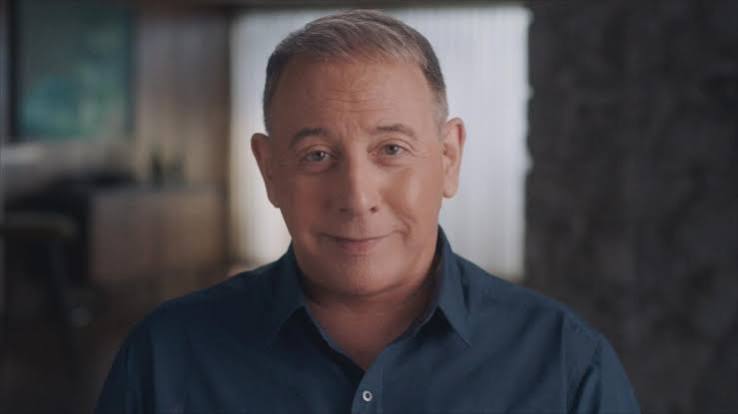 Amerikan eğlence dünyasının kendine özgü isimlerinden biri olan Paul Reubens, oyunculuk kariyerini yalnızca sinema ve televizyonla sınırlamayan, tiyatrodan doğaçlama komediye, seslendirmeden senaristliğe kadar farklı alanlarda üretim yapan bir sanatçıydı. Onu dünya çapında tanınan bir figüre dönüştüren en önemli unsur ise kendi yarattığı Pee-wee Herman karakteriydi.