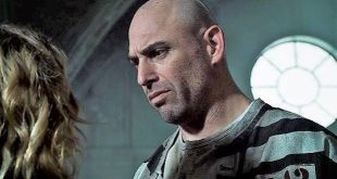 Amerikalı oyuncu Stink Fisher, Hollywood'da özellikle yardımcı karakterleriyle tanınan, farklı türlerdeki film ve televizyon projelerinde uzun yıllar boyunca görev yapmış bir karakter oyuncusudur. Gerçek adı William Fisher olan sanatçı, sıra dışı lakabı, güçlü fiziksel görünümü ve spor geçmişiyle meslektaşlarından ayrılan bir kariyer hikâyesine sahiptir.