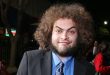 Dustin Ybarra, stand-up komedi sahnesinden çıkarak televizyon ve sinema dünyasında kendisine yer edinen Amerikalı komedyen ve oyunculardan biridir. Sahne performanslarında geliştirdiği mizah anlayışını zaman içinde kamera önü oyunculuğuna taşıyan Ybarra, özellikle televizyon dizilerindeki yardımcı ve yan karakterlerle geniş bir izleyici kitlesinin karşısına çıkmıştır.