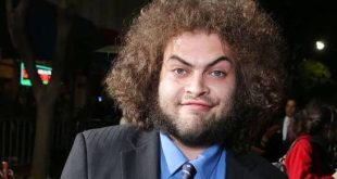 Dustin Ybarra, stand-up komedi sahnesinden çıkarak televizyon ve sinema dünyasında kendisine yer edinen Amerikalı komedyen ve oyunculardan biridir. Sahne performanslarında geliştirdiği mizah anlayışını zaman içinde kamera önü oyunculuğuna taşıyan Ybarra, özellikle televizyon dizilerindeki yardımcı ve yan karakterlerle geniş bir izleyici kitlesinin karşısına çıkmıştır.