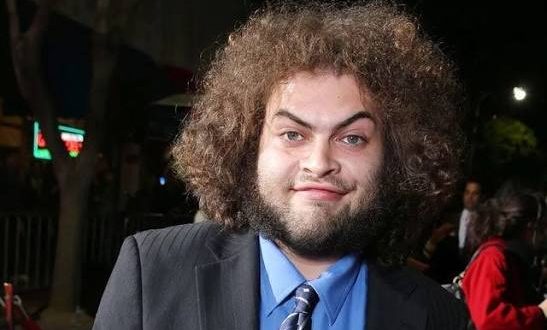 Dustin Ybarra, stand-up komedi sahnesinden çıkarak televizyon ve sinema dünyasında kendisine yer edinen Amerikalı komedyen ve oyunculardan biridir. Sahne performanslarında geliştirdiği mizah anlayışını zaman içinde kamera önü oyunculuğuna taşıyan Ybarra, özellikle televizyon dizilerindeki yardımcı ve yan karakterlerle geniş bir izleyici kitlesinin karşısına çıkmıştır.