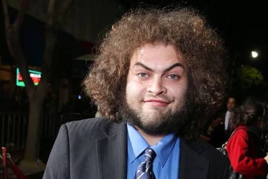 Dustin Ybarra, stand-up komedi sahnesinden çıkarak televizyon ve sinema dünyasında kendisine yer edinen Amerikalı komedyen ve oyunculardan biridir. Sahne performanslarında geliştirdiği mizah anlayışını zaman içinde kamera önü oyunculuğuna taşıyan Ybarra, özellikle televizyon dizilerindeki yardımcı ve yan karakterlerle geniş bir izleyici kitlesinin karşısına çıkmıştır.