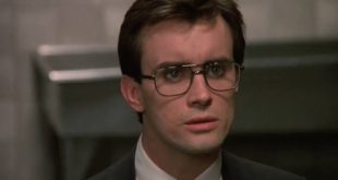 Korku ve bilim kurgu sinemasının kendine özgü oyuncularından biri olan Jeffrey Combs, özellikle sıra dışı karakterleri yorumlama biçimiyle Hollywood'da ayrı bir yere sahip isimler arasında bulunuyor. Kariyerinin ilk dönemlerinde korku filmlerindeki performanslarıyla dikkat çeken oyuncu, zaman içerisinde televizyon dizileri, animasyonlar ve seslendirme projeleriyle çalışma alanını genişletti.