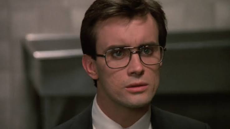 Korku ve bilim kurgu sinemasının kendine özgü oyuncularından biri olan Jeffrey Combs, özellikle sıra dışı karakterleri yorumlama biçimiyle Hollywood'da ayrı bir yere sahip isimler arasında bulunuyor. Kariyerinin ilk dönemlerinde korku filmlerindeki performanslarıyla dikkat çeken oyuncu, zaman içerisinde televizyon dizileri, animasyonlar ve seslendirme projeleriyle çalışma alanını genişletti.