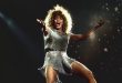 Tina Turner, güçlü sesi, benzersiz sahne enerjisi ve yıllara meydan okuyan kariyeriyle 20. yüzyılın en etkili müzik ikonlarından biri olarak kabul edilen Amerikalı-İsviçreli şarkıcı ve oyuncudur. Rock, soul, R&B ve pop müziğin kesişiminde kendine özgü bir yer edinen Turner, yalnızca başarılı şarkılarıyla değil, sahnedeki olağanüstü performansı ve kariyerindeki büyük dönüşümle de müzik tarihine geçti.