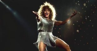 Tina Turner, güçlü sesi, benzersiz sahne enerjisi ve yıllara meydan okuyan kariyeriyle 20. yüzyılın en etkili müzik ikonlarından biri olarak kabul edilen Amerikalı-İsviçreli şarkıcı ve oyuncudur. Rock, soul, R&B ve pop müziğin kesişiminde kendine özgü bir yer edinen Turner, yalnızca başarılı şarkılarıyla değil, sahnedeki olağanüstü performansı ve kariyerindeki büyük dönüşümle de müzik tarihine geçti.