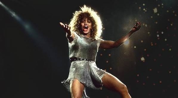 Tina Turner, güçlü sesi, benzersiz sahne enerjisi ve yıllara meydan okuyan kariyeriyle 20. yüzyılın en etkili müzik ikonlarından biri olarak kabul edilen Amerikalı-İsviçreli şarkıcı ve oyuncudur. Rock, soul, R&B ve pop müziğin kesişiminde kendine özgü bir yer edinen Turner, yalnızca başarılı şarkılarıyla değil, sahnedeki olağanüstü performansı ve kariyerindeki büyük dönüşümle de müzik tarihine geçti.