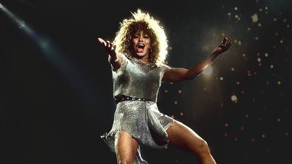 Tina Turner, güçlü sesi, benzersiz sahne enerjisi ve yıllara meydan okuyan kariyeriyle 20. yüzyılın en etkili müzik ikonlarından biri olarak kabul edilen Amerikalı-İsviçreli şarkıcı ve oyuncudur. Rock, soul, R&B ve pop müziğin kesişiminde kendine özgü bir yer edinen Turner, yalnızca başarılı şarkılarıyla değil, sahnedeki olağanüstü performansı ve kariyerindeki büyük dönüşümle de müzik tarihine geçti.