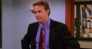 Tate Donovan, Amerikan televizyon ve sinema dünyasında hem oyuncu hem de yönetmen kimliğiyle uzun yıllardır varlık gösteren çok yönlü sanatçılardan biridir. Kariyerinin ilk dönemlerinde sinema filmleri ve televizyon yapımlarındaki rolleriyle tanınan Donovan, ilerleyen yıllarda yönetmenlik alanına geçerek kamera arkasında da kendisine sağlam bir yer edinmiştir. Özellikle Friends, The O.C., Damages ve Hercules gibi yapımlar, sanatçının geniş kitleler tarafından tanınmasını sağlayan önemli çalışmaları arasında yer alır.