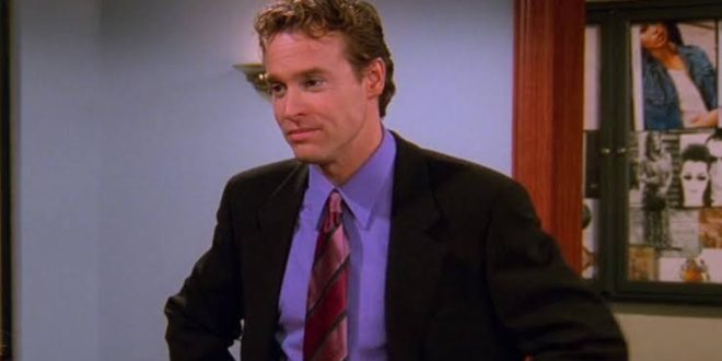 Tate Donovan, Amerikan televizyon ve sinema dünyasında hem oyuncu hem de yönetmen kimliğiyle uzun yıllardır varlık gösteren çok yönlü sanatçılardan biridir. Kariyerinin ilk dönemlerinde sinema filmleri ve televizyon yapımlarındaki rolleriyle tanınan Donovan, ilerleyen yıllarda yönetmenlik alanına geçerek kamera arkasında da kendisine sağlam bir yer edinmiştir. Özellikle Friends, The O.C., Damages ve Hercules gibi yapımlar, sanatçının geniş kitleler tarafından tanınmasını sağlayan önemli çalışmaları arasında yer alır.
