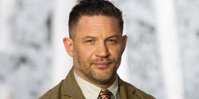 İngiliz sinemasının en dikkat çekici oyuncularından biri olan Tom Hardy, birbirinden tamamen farklı karakterleri aynı inandırıcılıkla canlandırabilmesiyle öne çıkan bir sanatçıdır. Kariyerinin ilk döneminde televizyon dizileri ve yardımcı rollerle tanınmaya başlayan Hardy, zaman içerisinde Hollywood'un en önemli yapımlarında başrol üstlenen uluslararası bir yıldıza dönüştü.