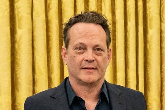 Hollywood'da bazı oyuncular vardır; bir karakteri canlandırdıklarında yalnızca senaryodaki replikleri söylemez, aynı zamanda kendilerine özgü bir oyunculuk dili oluştururlar. Vince Vaughn da bu isimlerden biridir. Uzun boyu, hızlı konuşması, rahat tavırları, doğaçlamaya yatkın performansı ve özellikle komedi türündeki karakterleriyle tanınan Amerikalı oyuncu, kariyerini tek bir türün sınırları içerisinde bırakmamıştır.