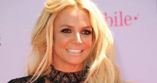 Britney Spears, 1990'ların sonundan itibaren dünya pop müziğinin en tanınan isimlerinden biri haline gelen Amerikalı şarkıcı, dansçı ve sahne sanatçısıdır. Genç yaşta müzik dünyasına giren Spears, yalnızca hit şarkılarıyla değil, dans performansları, müzik videoları, sahne şovları ve pop kültüründeki etkisiyle de uzun yıllar gündemde kaldı. Özellikle kariyerinin ilk döneminde ortaya koyduğu genç, enerjik ve dans odaklı pop anlayışı, 2000'li yılların müzik dünyasının şekillenmesinde önemli rol oynadı.