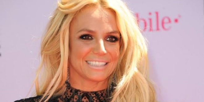 Britney Spears, 1990'ların sonundan itibaren dünya pop müziğinin en tanınan isimlerinden biri haline gelen Amerikalı şarkıcı, dansçı ve sahne sanatçısıdır. Genç yaşta müzik dünyasına giren Spears, yalnızca hit şarkılarıyla değil, dans performansları, müzik videoları, sahne şovları ve pop kültüründeki etkisiyle de uzun yıllar gündemde kaldı. Özellikle kariyerinin ilk döneminde ortaya koyduğu genç, enerjik ve dans odaklı pop anlayışı, 2000'li yılların müzik dünyasının şekillenmesinde önemli rol oynadı.