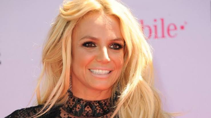 Britney Spears, 1990'ların sonundan itibaren dünya pop müziğinin en tanınan isimlerinden biri haline gelen Amerikalı şarkıcı, dansçı ve sahne sanatçısıdır. Genç yaşta müzik dünyasına giren Spears, yalnızca hit şarkılarıyla değil, dans performansları, müzik videoları, sahne şovları ve pop kültüründeki etkisiyle de uzun yıllar gündemde kaldı. Özellikle kariyerinin ilk döneminde ortaya koyduğu genç, enerjik ve dans odaklı pop anlayışı, 2000'li yılların müzik dünyasının şekillenmesinde önemli rol oynadı.