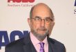 Richard Schiff, özellikle televizyon dünyasında unutulmaz karakterlere hayat veren, sinema ve sahne deneyimini uzun soluklu bir kariyere dönüştürmüş Amerikalı oyunculardan biridir. 1990'lı yıllardan itibaren Hollywood yapımlarında görünürlüğünü artıran Schiff, asıl büyük çıkışını ise The West Wing dizisinde canlandırdığı Toby Ziegler karakteriyle gerçekleştirmiştir. Bu performans ona Emmy Ödülü kazandırırken oyuncunun karakter oyunculuğundaki gücünü de ortaya koymuştur.