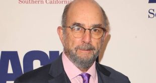 Richard Schiff, özellikle televizyon dünyasında unutulmaz karakterlere hayat veren, sinema ve sahne deneyimini uzun soluklu bir kariyere dönüştürmüş Amerikalı oyunculardan biridir. 1990'lı yıllardan itibaren Hollywood yapımlarında görünürlüğünü artıran Schiff, asıl büyük çıkışını ise The West Wing dizisinde canlandırdığı Toby Ziegler karakteriyle gerçekleştirmiştir. Bu performans ona Emmy Ödülü kazandırırken oyuncunun karakter oyunculuğundaki gücünü de ortaya koymuştur.