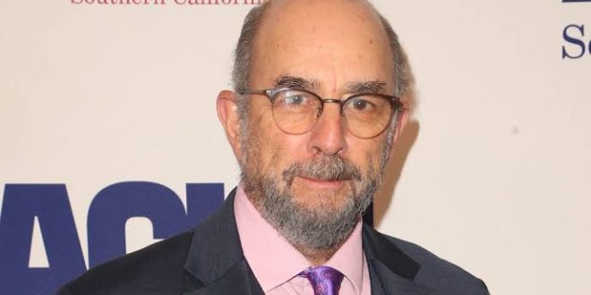 Richard Schiff, özellikle televizyon dünyasında unutulmaz karakterlere hayat veren, sinema ve sahne deneyimini uzun soluklu bir kariyere dönüştürmüş Amerikalı oyunculardan biridir. 1990'lı yıllardan itibaren Hollywood yapımlarında görünürlüğünü artıran Schiff, asıl büyük çıkışını ise The West Wing dizisinde canlandırdığı Toby Ziegler karakteriyle gerçekleştirmiştir. Bu performans ona Emmy Ödülü kazandırırken oyuncunun karakter oyunculuğundaki gücünü de ortaya koymuştur.