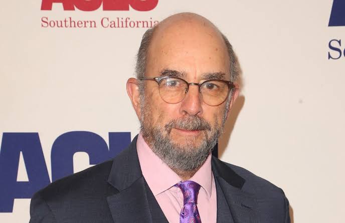 Richard Schiff, özellikle televizyon dünyasında unutulmaz karakterlere hayat veren, sinema ve sahne deneyimini uzun soluklu bir kariyere dönüştürmüş Amerikalı oyunculardan biridir. 1990'lı yıllardan itibaren Hollywood yapımlarında görünürlüğünü artıran Schiff, asıl büyük çıkışını ise The West Wing dizisinde canlandırdığı Toby Ziegler karakteriyle gerçekleştirmiştir. Bu performans ona Emmy Ödülü kazandırırken oyuncunun karakter oyunculuğundaki gücünü de ortaya koymuştur.