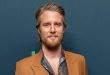 Amerikalı oyuncu Jake McDorman, televizyon dizilerinden sinema filmlerine uzanan kariyeri boyunca birbirinden farklı karakterlere hayat veren başarılı bir oyuncudur. Kariyerinin ilk döneminde özellikle gençlik yapımlarıyla dikkat çeken McDorman, zaman içerisinde komedi, dram, bilim kurgu, aksiyon ve biyografi türlerindeki projelerde rol alarak oyunculuk alanını genişletmiştir.