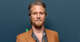Amerikalı oyuncu Jake McDorman, televizyon dizilerinden sinema filmlerine uzanan kariyeri boyunca birbirinden farklı karakterlere hayat veren başarılı bir oyuncudur. Kariyerinin ilk döneminde özellikle gençlik yapımlarıyla dikkat çeken McDorman, zaman içerisinde komedi, dram, bilim kurgu, aksiyon ve biyografi türlerindeki projelerde rol alarak oyunculuk alanını genişletmiştir.