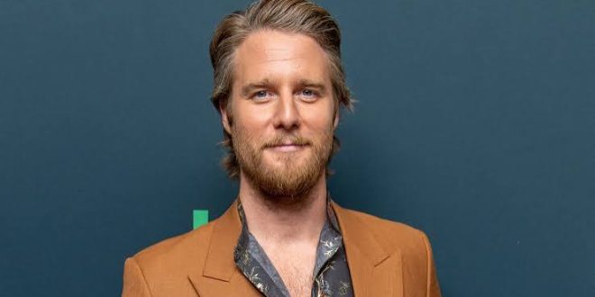 Amerikalı oyuncu Jake McDorman, televizyon dizilerinden sinema filmlerine uzanan kariyeri boyunca birbirinden farklı karakterlere hayat veren başarılı bir oyuncudur. Kariyerinin ilk döneminde özellikle gençlik yapımlarıyla dikkat çeken McDorman, zaman içerisinde komedi, dram, bilim kurgu, aksiyon ve biyografi türlerindeki projelerde rol alarak oyunculuk alanını genişletmiştir.