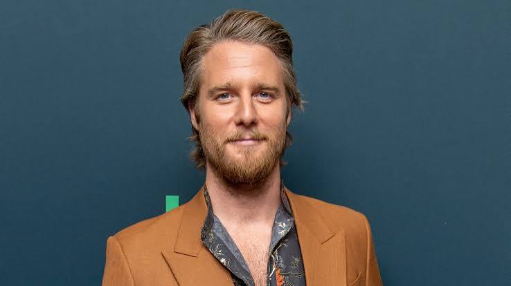 Amerikalı oyuncu Jake McDorman, televizyon dizilerinden sinema filmlerine uzanan kariyeri boyunca birbirinden farklı karakterlere hayat veren başarılı bir oyuncudur. Kariyerinin ilk döneminde özellikle gençlik yapımlarıyla dikkat çeken McDorman, zaman içerisinde komedi, dram, bilim kurgu, aksiyon ve biyografi türlerindeki projelerde rol alarak oyunculuk alanını genişletmiştir.