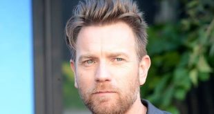 İskoç oyuncu Ewan McGregor, kariyerini tek bir karakter ya da sinema türü üzerinden şekillendirmeyen, farklı rollere uyum sağlayabilmesiyle öne çıkan başarılı bir sanatçıdır. Genç yaşta oyunculuğa ilgi duyan McGregor, İngiliz sinemasının dikkat çeken yapımlarında kendisini kanıtladıktan sonra Hollywood'un en büyük film serilerinden Star Wars ile dünya çapında tanınan bir yıldız hâline geldi.