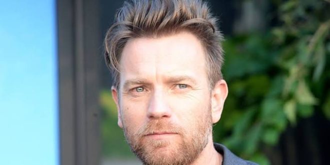 İskoç oyuncu Ewan McGregor, kariyerini tek bir karakter ya da sinema türü üzerinden şekillendirmeyen, farklı rollere uyum sağlayabilmesiyle öne çıkan başarılı bir sanatçıdır. Genç yaşta oyunculuğa ilgi duyan McGregor, İngiliz sinemasının dikkat çeken yapımlarında kendisini kanıtladıktan sonra Hollywood'un en büyük film serilerinden Star Wars ile dünya çapında tanınan bir yıldız hâline geldi.