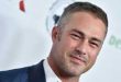 Taylor Kinney, Amerikan televizyon ve sinema dünyasında özellikle uzun soluklu yapımlardaki performanslarıyla tanınan oyuncu ve modeldir. Kariyerinin ilk yıllarında farklı televizyon dizilerinde küçük ve yardımcı roller üstlenen sanatçı, zaman içinde daha dikkat çekici karakterlere hayat vererek adını geniş kitlelere duyurmayı başarmıştır. Onun kariyerindeki en önemli dönüm noktası ise hiç şüphesiz Chicago Fire dizisinde canlandırdığı Kelly Severide karakteridir.