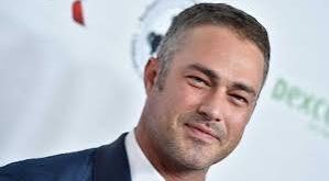 Taylor Kinney, Amerikan televizyon ve sinema dünyasında özellikle uzun soluklu yapımlardaki performanslarıyla tanınan oyuncu ve modeldir. Kariyerinin ilk yıllarında farklı televizyon dizilerinde küçük ve yardımcı roller üstlenen sanatçı, zaman içinde daha dikkat çekici karakterlere hayat vererek adını geniş kitlelere duyurmayı başarmıştır. Onun kariyerindeki en önemli dönüm noktası ise hiç şüphesiz Chicago Fire dizisinde canlandırdığı Kelly Severide karakteridir.