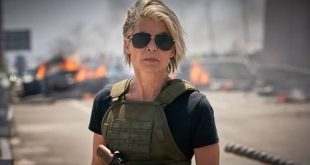 Bilimkurgu sinemasında bazı karakterler vardır ki yalnızca bir filmin değil, bütün bir dönemin simgesi haline gelir. Sarah Connor ve T-800 de bu karakterlerin başında gelir. 1984 yılında başlayan Terminatör serisi, zaman yolculuğu ve yapay zekâ üzerinden insanlığın geleceğine dair karanlık bir tablo çizerken, yıllar içerisinde farklı devam filmleriyle bu evreni genişletti. 2019 yapımı Terminatör: Kara Kader (Terminator: Dark Fate) ise serinin geçmişine yeniden dönerek özellikle ilk iki filmin mirasını canlandırmayı amaçlayan yapımlardan biri oldu.
