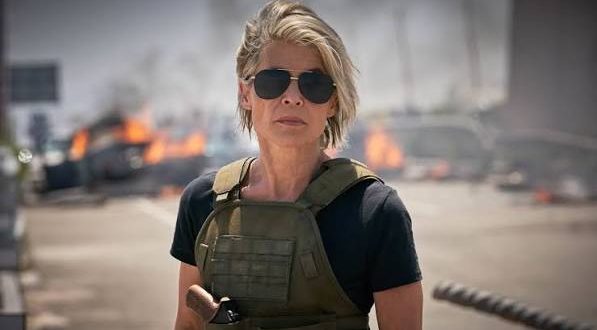 Bilimkurgu sinemasında bazı karakterler vardır ki yalnızca bir filmin değil, bütün bir dönemin simgesi haline gelir. Sarah Connor ve T-800 de bu karakterlerin başında gelir. 1984 yılında başlayan Terminatör serisi, zaman yolculuğu ve yapay zekâ üzerinden insanlığın geleceğine dair karanlık bir tablo çizerken, yıllar içerisinde farklı devam filmleriyle bu evreni genişletti. 2019 yapımı Terminatör: Kara Kader (Terminator: Dark Fate) ise serinin geçmişine yeniden dönerek özellikle ilk iki filmin mirasını canlandırmayı amaçlayan yapımlardan biri oldu.