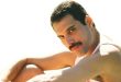 Müzik tarihinin bazı isimleri yalnızca yaptıkları şarkılarla değil, sahnedeki duruşları, kişilikleri ve yarattıkları kültürel etkiyle de ölümsüzleşir. Freddie Mercury, bu isimlerin başında gelir. Queen grubunun solisti olarak milyonlarca insanın hafızasında yer edinen Mercury, güçlü sesi, sıra dışı sahne performansı ve müzikal sınırları zorlayan yorumuyla rock tarihinin en önemli figürlerinden biri olmuştur. Onun yaşamını beyaz perdeye taşıyan Bohemian Rhapsody ise bu büyük mirası geniş bir sinema izleyicisiyle buluşturmayı amaçlayan dikkat çekici bir biyografik yapımdır.