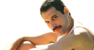 Müzik tarihinin bazı isimleri yalnızca yaptıkları şarkılarla değil, sahnedeki duruşları, kişilikleri ve yarattıkları kültürel etkiyle de ölümsüzleşir. Freddie Mercury, bu isimlerin başında gelir. Queen grubunun solisti olarak milyonlarca insanın hafızasında yer edinen Mercury, güçlü sesi, sıra dışı sahne performansı ve müzikal sınırları zorlayan yorumuyla rock tarihinin en önemli figürlerinden biri olmuştur. Onun yaşamını beyaz perdeye taşıyan Bohemian Rhapsody ise bu büyük mirası geniş bir sinema izleyicisiyle buluşturmayı amaçlayan dikkat çekici bir biyografik yapımdır.