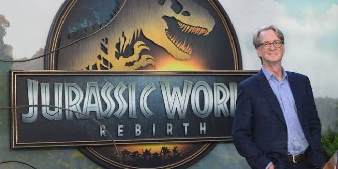 Hollywood denildiğinde çoğu zaman filmlerin başrol oyuncuları, yönetmenleri ya da büyük yapım şirketleri akla gelir. Oysa sinema dünyasının en önemli isimlerinden bazıları, izleyicinin karşısına çıkmadan hikâyelerin temelini oluşturur. David Koepp de bu yaratıcı isimlerden biridir. Senarist, yönetmen ve yapımcı kimlikleriyle uzun yıllardır sinema sektöründe faaliyet gösteren Koepp, özellikle gişe başarısı elde eden büyük Hollywood yapımlarındaki çalışmalarıyla tanınır.