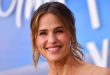 Hollywood'da uzun soluklu kariyer kurmayı başaran oyuncular arasında yer alan Jennifer Garner, televizyon ekranlarından sinemaya uzanan kariyeri boyunca birbirinden farklı karakterlerle izleyicilerin karşısına çıktı. Aksiyon sahnelerindeki başarısını romantik komedi ve dram türündeki performanslarıyla dengeleyen Garner, zaman içerisinde yalnızca oyuncu kimliğiyle değil, yapımcı ve girişimci yönüyle de öne çıktı.
