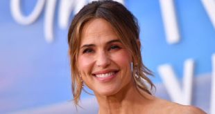 Hollywood'da uzun soluklu kariyer kurmayı başaran oyuncular arasında yer alan Jennifer Garner, televizyon ekranlarından sinemaya uzanan kariyeri boyunca birbirinden farklı karakterlerle izleyicilerin karşısına çıktı. Aksiyon sahnelerindeki başarısını romantik komedi ve dram türündeki performanslarıyla dengeleyen Garner, zaman içerisinde yalnızca oyuncu kimliğiyle değil, yapımcı ve girişimci yönüyle de öne çıktı.