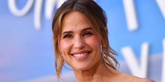 Hollywood'da uzun soluklu kariyer kurmayı başaran oyuncular arasında yer alan Jennifer Garner, televizyon ekranlarından sinemaya uzanan kariyeri boyunca birbirinden farklı karakterlerle izleyicilerin karşısına çıktı. Aksiyon sahnelerindeki başarısını romantik komedi ve dram türündeki performanslarıyla dengeleyen Garner, zaman içerisinde yalnızca oyuncu kimliğiyle değil, yapımcı ve girişimci yönüyle de öne çıktı.