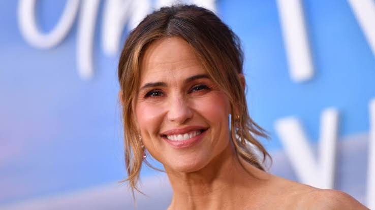Hollywood'da uzun soluklu kariyer kurmayı başaran oyuncular arasında yer alan Jennifer Garner, televizyon ekranlarından sinemaya uzanan kariyeri boyunca birbirinden farklı karakterlerle izleyicilerin karşısına çıktı. Aksiyon sahnelerindeki başarısını romantik komedi ve dram türündeki performanslarıyla dengeleyen Garner, zaman içerisinde yalnızca oyuncu kimliğiyle değil, yapımcı ve girişimci yönüyle de öne çıktı.