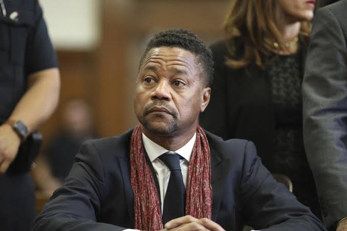 Hollywood'da bazı oyuncular kariyerlerinin tek bir filmiyle özdeşleşirken, bazıları yıllar boyunca birbirinden farklı karakterlere hayat vererek kalıcı bir iz bırakır. Cuba Gooding Jr., her iki tanıma da uyan oyunculardan biridir. Özellikle 1990'lı yıllarda yükselişe geçen sanatçı, güçlü dramatik performanslarının yanı sıra yüksek enerjili karakterleriyle de dikkat çekmiştir.
