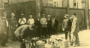 Amerikan tarihinin en dikkat çekici dönemlerinden biri olan İçki Yasağı Dönemi, 1920 ile 1933 yılları arasında alkollü içeceklerin üretimi, satışı ve taşınmasına yönelik federal yasağın uygulandığı yılları ifade eder. İngilizcede Prohibition olarak adlandırılan bu süreç, ilk bakışta yalnızca alkol tüketimini sınırlandırmaya yönelik bir hukuk düzenlemesi gibi görünse de gerçekte bundan çok daha kapsamlı sonuçlar doğurdu.