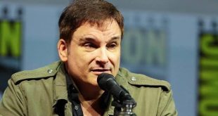 Hollywood'da bazı isimler kamera arkasında öylesine belirgin bir anlatım dili oluşturur ki, filmin adını görmeden bile onların imzasını hissetmek mümkün olur. Shane Black bu sinemacılardan biridir. Senarist olarak başladığı kariyerinde aksiyon filmlerinin karakterlerini, diyaloglarını ve mizah anlayışını değiştiren Black; daha sonra yönetmenlik koltuğuna geçerek senaryo döneminde geliştirdiği üslubu kendi filmlerinde uyguladı.