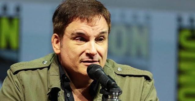 Hollywood'da bazı isimler kamera arkasında öylesine belirgin bir anlatım dili oluşturur ki, filmin adını görmeden bile onların imzasını hissetmek mümkün olur. Shane Black bu sinemacılardan biridir. Senarist olarak başladığı kariyerinde aksiyon filmlerinin karakterlerini, diyaloglarını ve mizah anlayışını değiştiren Black; daha sonra yönetmenlik koltuğuna geçerek senaryo döneminde geliştirdiği üslubu kendi filmlerinde uyguladı.