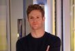 Amerikan televizyon dünyasında özellikle uzun soluklu karakter performanslarıyla öne çıkan Nick Gehlfuss, tiyatro eğitiminden gelen ve kariyerini hem sahnede hem de kamera karşısında geliştiren başarılı oyunculardan biridir. İzleyicilerin büyük bölümünün onu tanımasını sağlayan rol ise kuşkusuz Chicago Med dizisindeki Dr. Will Halstead karakteridir.